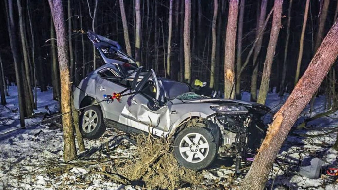 Tragická nehoda pri Košiciach. Vodič auta neprežil náraz do stromu