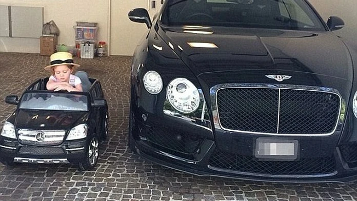 1412060175314_wps_5_pixiecurtis_28_minutes_ag.jpg