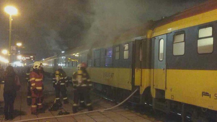 Zdemolované auto, v ktorom sedeli traja kamaráti.