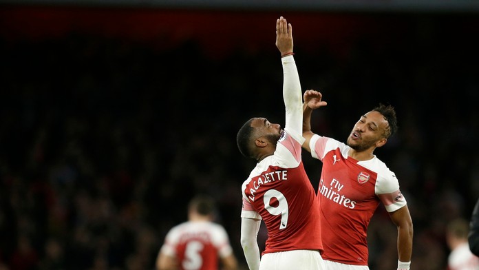 Pierre-Emerick Aubameyang (vpravo) a Alexandre Lacazette z Arsenalu oslavujú gól proti Tottenhamu.