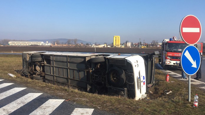 Príbuzní študentov zo strednej školy Marjory Stoneman Douglass vo floridskom Parklande čakajú na správy o svojich najbližších.