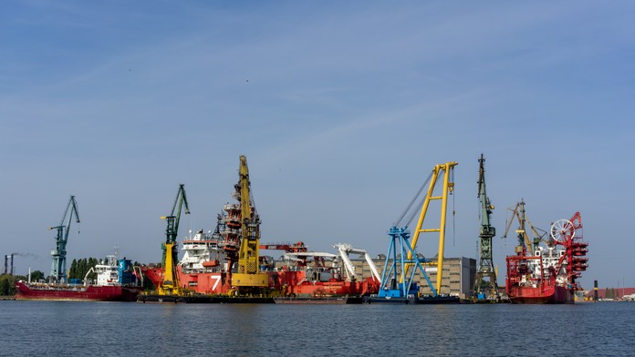 Pri rafinérii vraj hľadali jantár. Poľská polícia čelí kritike za prepustenie "tajomných potápačov"