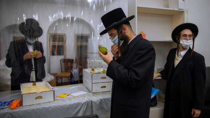 Na snímke testovania obyvateľov v spolupráci s príslušníkmi Ozbrojených síl SR.