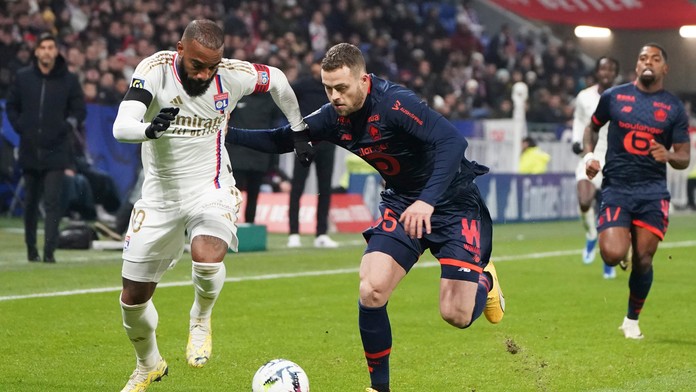 Lacazette priviedol hetrikom Lyon k druhému triumfu v sezóne. V gólovo bohatom dueli uspelo Marseille