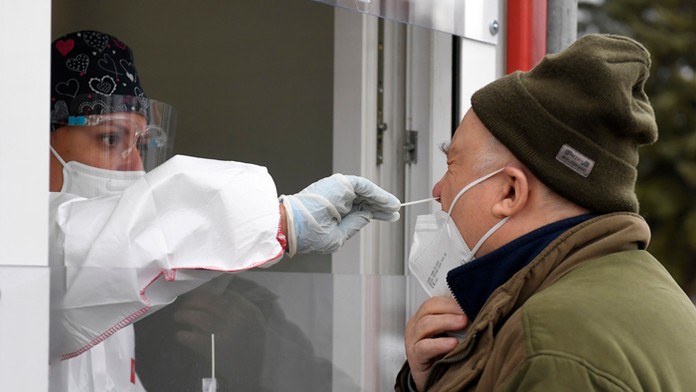 Za nedeľu pribudlo 8 552 pozitívnych, máme desať nových obetí