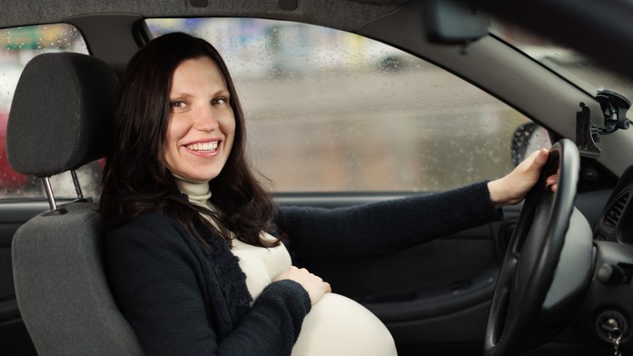 Tehotná žena za volantom - ilustračná snímka