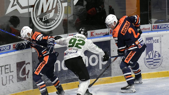 Syn debutoval, otec vhodil buly. Novozámčania však na východe neuspeli, prehrali desiaty zápas v rade