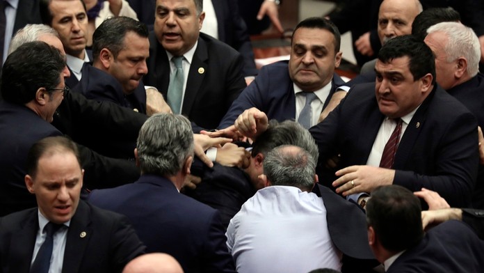 Na snímke turisti s ochranným rúškom počas návštevy  katedrály Duomo v Miláne.