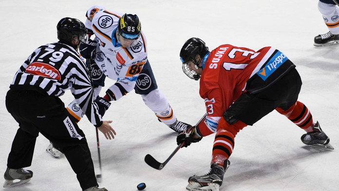 Radosť hráčov Banskej Bystrice po góle na ľade Košíc.