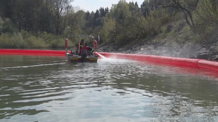 Hasiči zasahujú po ekologickej havárii na Liptovskej Mare.