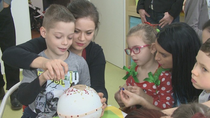 Deti vyrábajú vianočné gule.