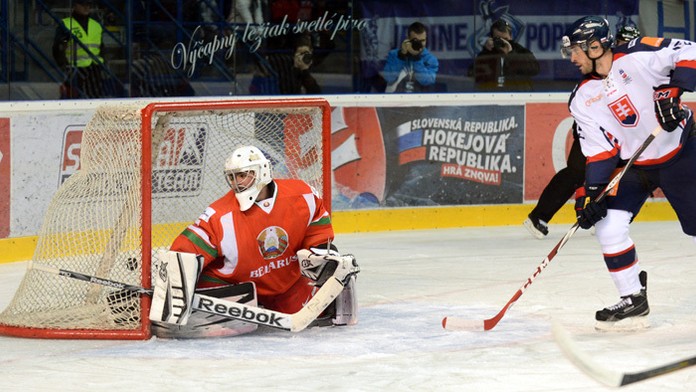Bieloruský brankár Stepan Goriačevskich a Marek Viedenský. 