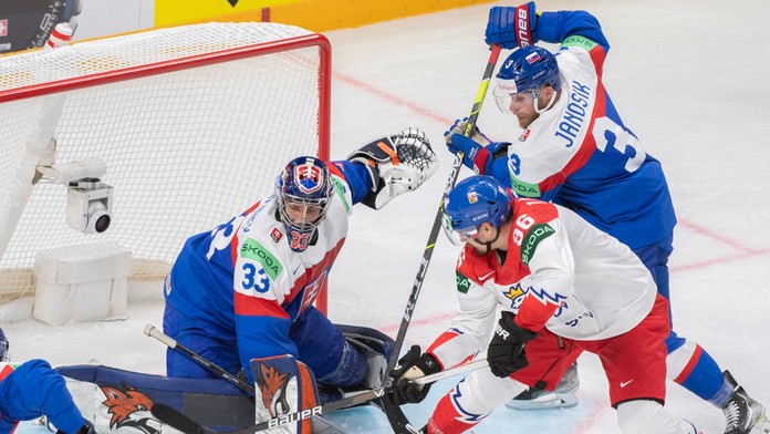 Na snímke vľavo brankár Rastislav Škorvánek v zápase proti Česku 