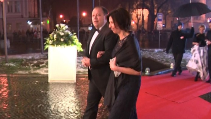  Riaditeľ TV Markíza Matthias Settele s partnerkou na Plese v opere.