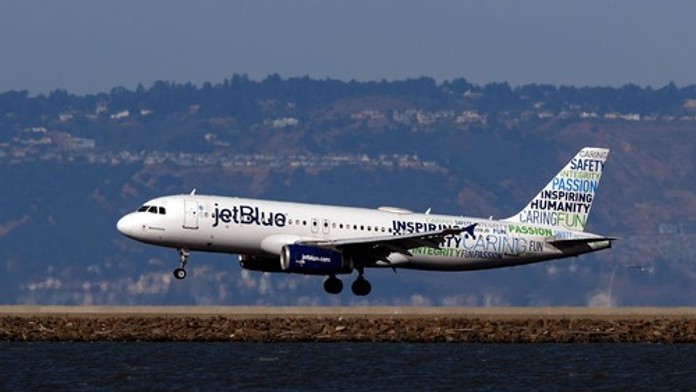 Nebezpečná hádka na palube lietadla. Cestujúci pri vzlete otvoril dvere