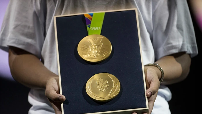 Zlatá olympijská medaila počas prezentácie v Olympijskom parku v Rio de Janeiro.