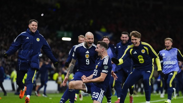 Futbalisti Škótska sa radujú po góle, ktorý im zaistil účasť na MS