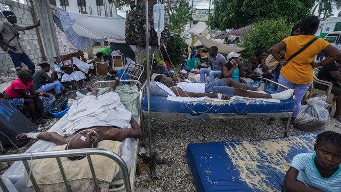 Počet obetí po silnom zemetrasení na Haiti stále stúpa.