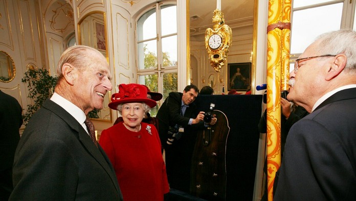 Na snímke zľava princ Philip,  britská kráľovná Alžbeta II. a prezident SR Ivan Gašparovič (vpravo) hrá na fujare.