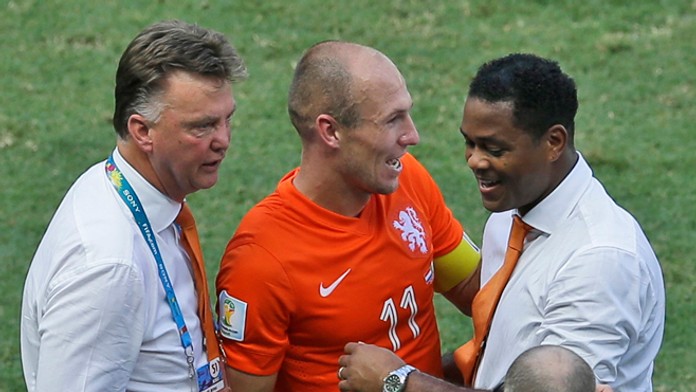 Holanďan Arjen Robben (uprostred), tréner Louis van Gaal (vľavo) a jeho asistent Patrick Kluivert .