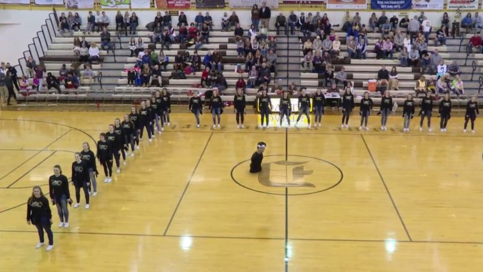 Gabe Adams v choreografii spolu s roztlieskavačkami