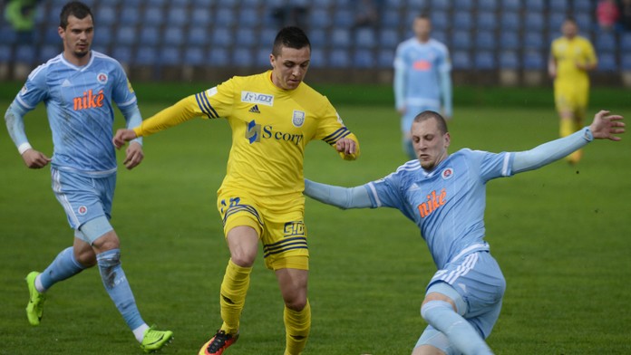 Hráč Michaloviec Stanislav Danko (uprostred) v súboji o loptu s Milanom Rundičom zo Slovana v semifinále Slovnaft Cupu.