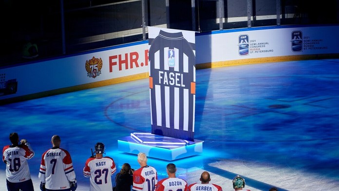 Exhibícia na počesť dosluhujúceho prezidenta IIHF Reného Fasela.
