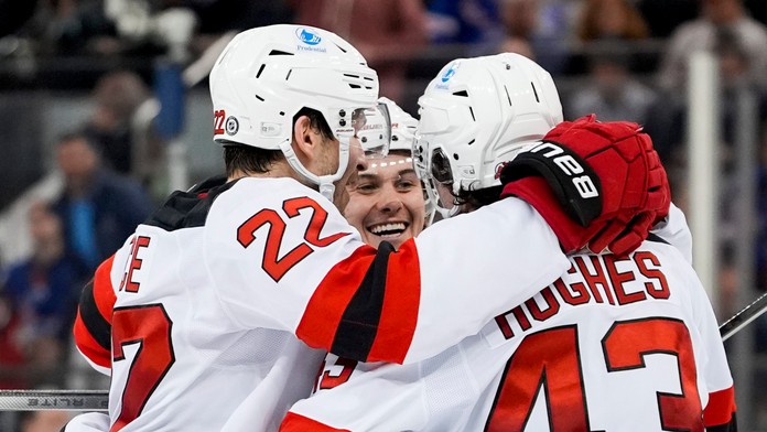 Na snímke center New Jersey Devils Jack Hughes.