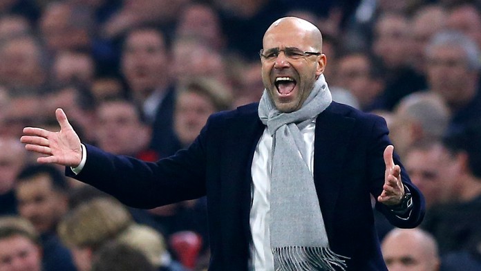 Na archívnej snímke z 16. marca 2017 tréner Ajaxu Peter Bosz.