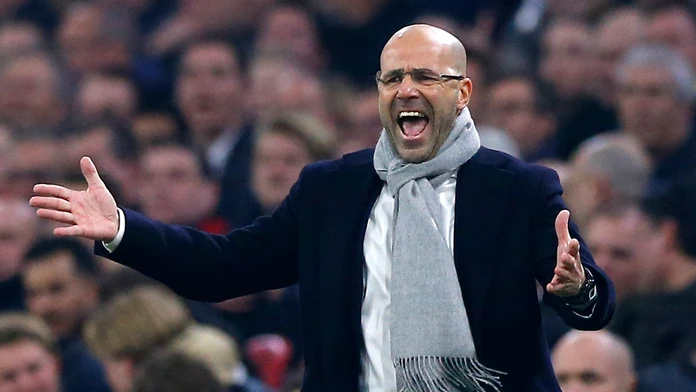 Na archívnej snímke z 16. marca 2017 tréner Ajaxu Peter Bosz.