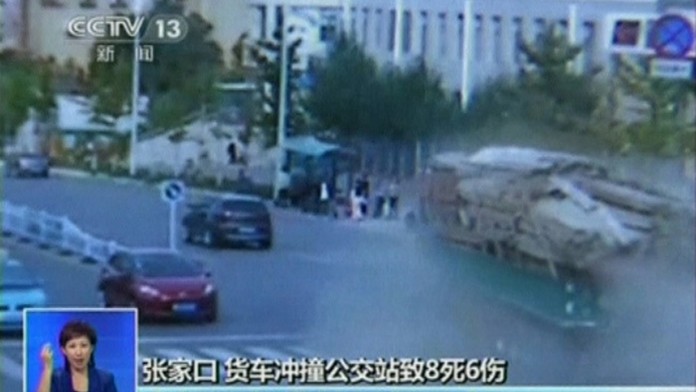 Nákladné auto vletelo do zastávky