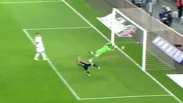 Martin Škrtel strieľa svoj prvý gól za Fenerbahce Istanbul.