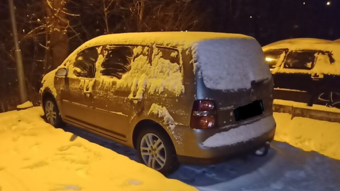 Nočný zásah polície. Podozrivých mladíkov prezradili stopy v snehu