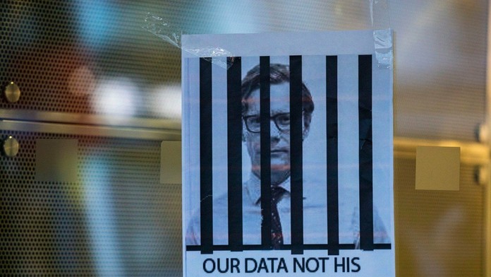 Plagát odsudzujúci šéfa Cambridge Analytica Alexandra Nixa na budove v ktorej sídli firma.