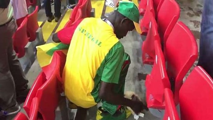 Upratujúci fanúšik po dueli s Poľskom.