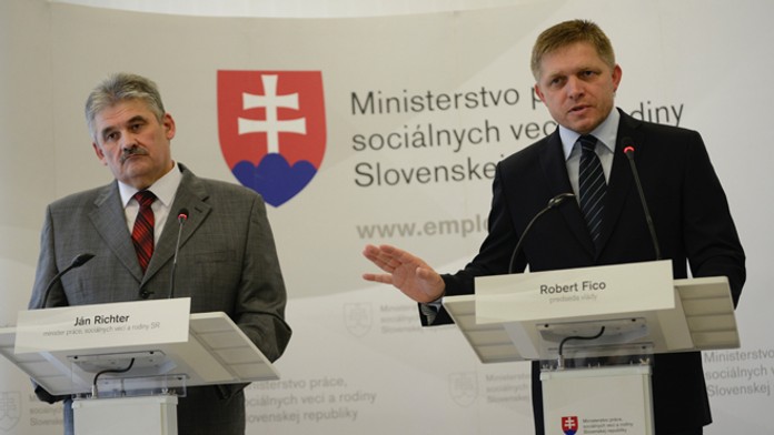 Minister práce Ján Richter a premiér Robert Fico.