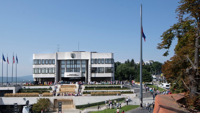 Vlajka na stožiari pred parlamentom.