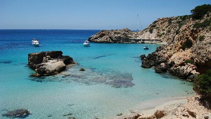 Pláž Cala Tarida na Ibize