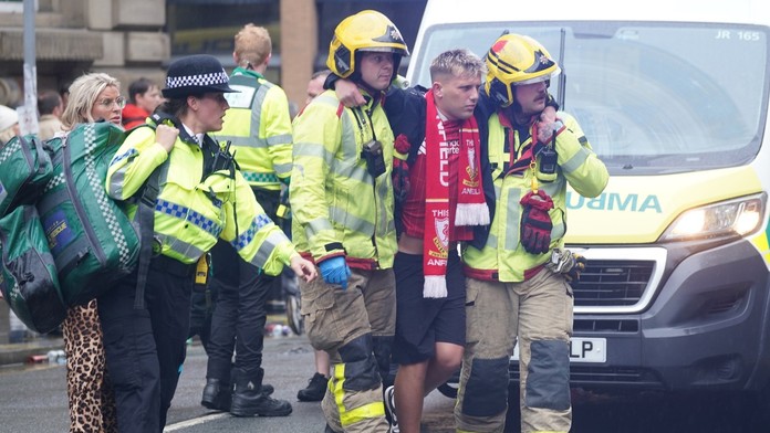 Negatívna škvrna na oslavách titulu. Do davu fanúšikov Liverpoolu vrazilo auto