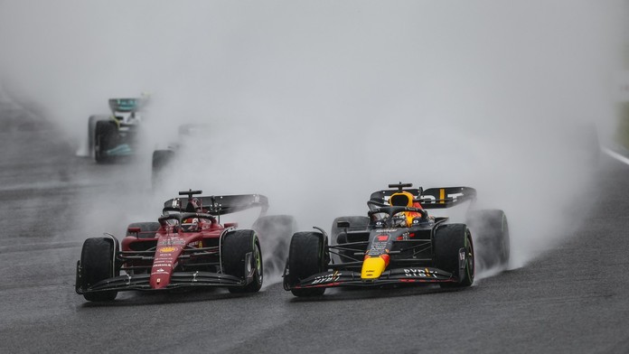 Max Verstappen opäť majstrom sveta, pomohla mu penalizácia súpera. Aj s VC Japonska zatočil tajfún