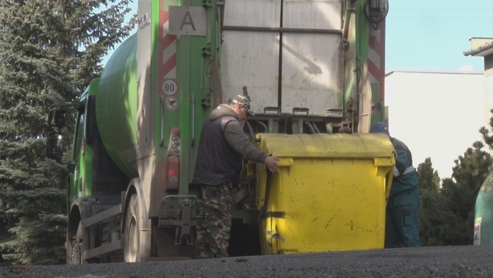 Šiítski moslimovia v Teheráne pália americkú vlajku po zabití generála Solejmáního.