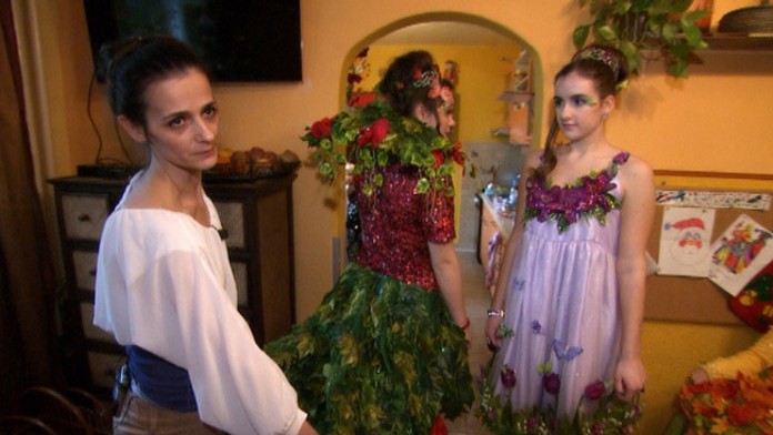 Alena šije netradičné odevy.