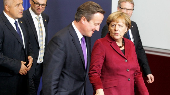 Nemecká kancelárka Angela Merkelová (vpravo) a britský premiér David Cameron počas rozhovoru pred summitom EÚ v Bruseli.