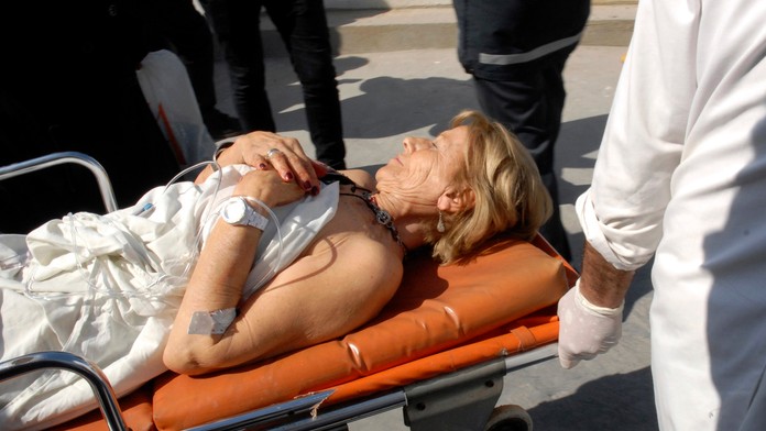 Ženu odvážajú po útoku v tuniskom múzeu do nemocnice