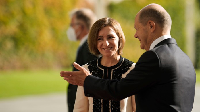 Sprava nemecký kancelár Olaf Scholz a moldavská prezidentka Maia Sanduová.