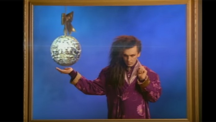 Pete Burns vo videoklipe Dead Or Alive.