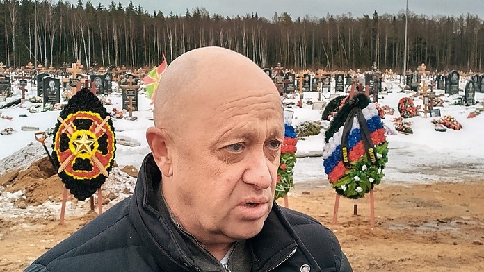 Rodinám padlých sľúbili autá, dostali tortu. Ich zmluva sa skončila, hovorí o telách vo vreciach „Putinov kuchár“