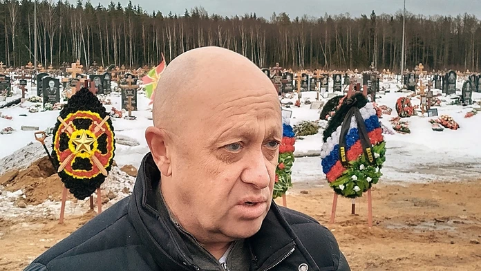 Rodinám padlých sľúbili autá, dostali tortu. Ich zmluva sa skončila, hovorí o telách vo vreciach „Putinov kuchár“