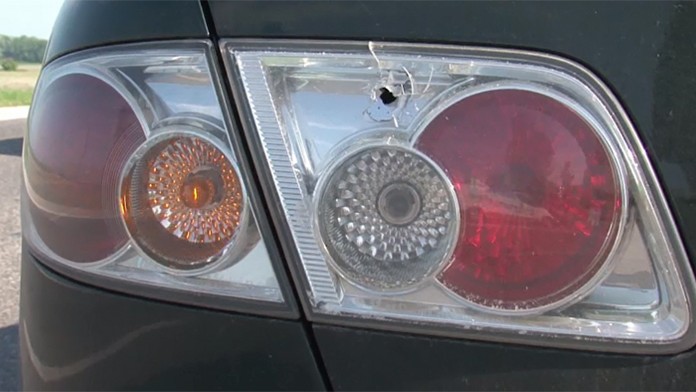 Zadné svetlo na aute, ktoré zasiahla guľka.