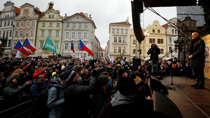 Za toto vystúpenie bez rúška dostal Klaus mastnú pokutu.